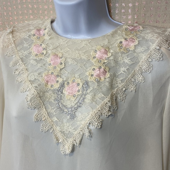 VNTG Nilani Lace Bid Blouse with Buttons Down the Back - Picture 2 of 9